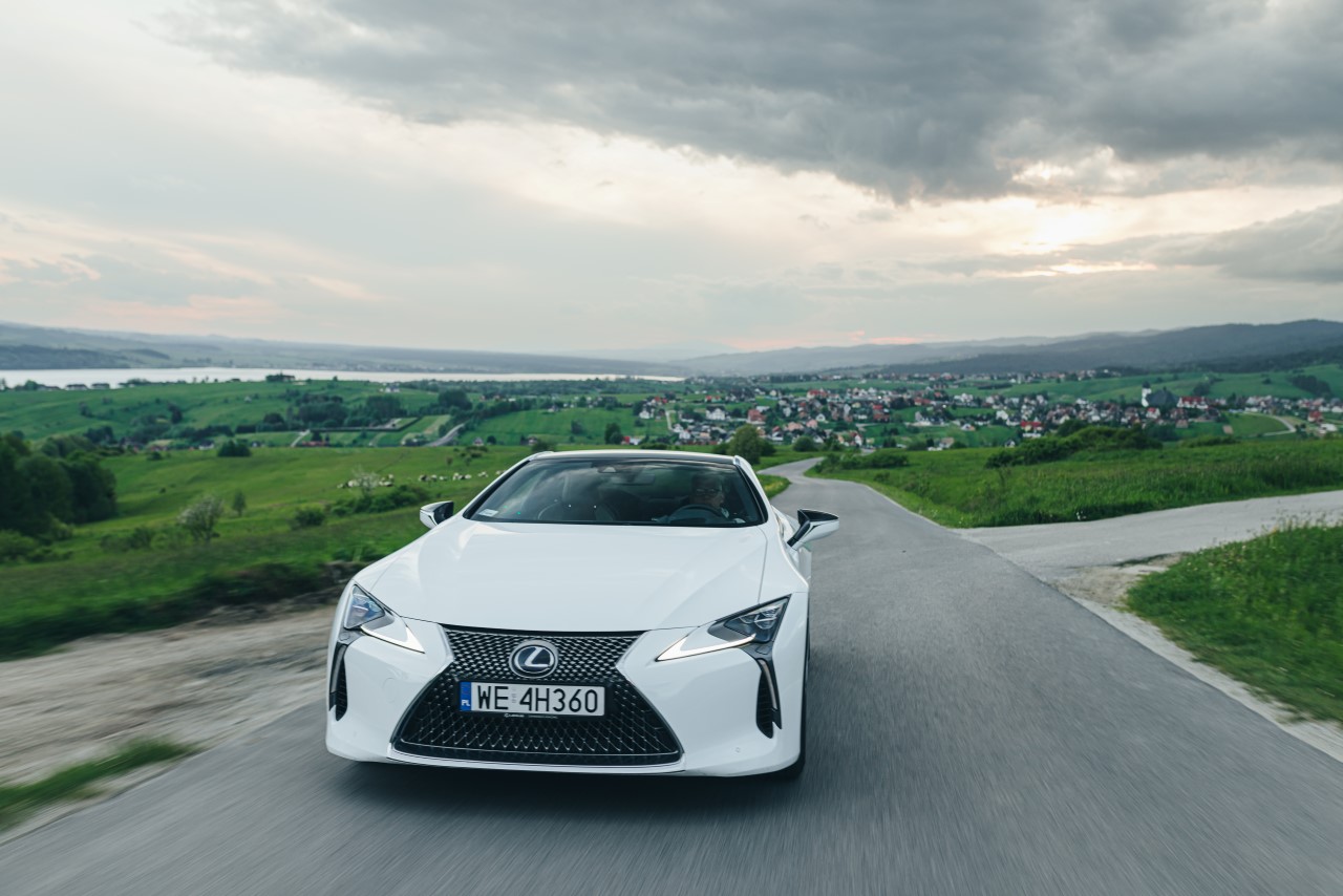 WOLNOSSĄCY SILNIK V8 W SPORTOWYCH SAMOCHODACH LEXUSA