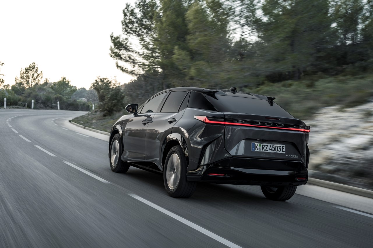 LEXUS RZ 450e Z INNOWACYJNYM NAPĘDEM DIRECT4 I NOWOCZESNYMI TECHNOLOGIAMI WE WNĘTRZU