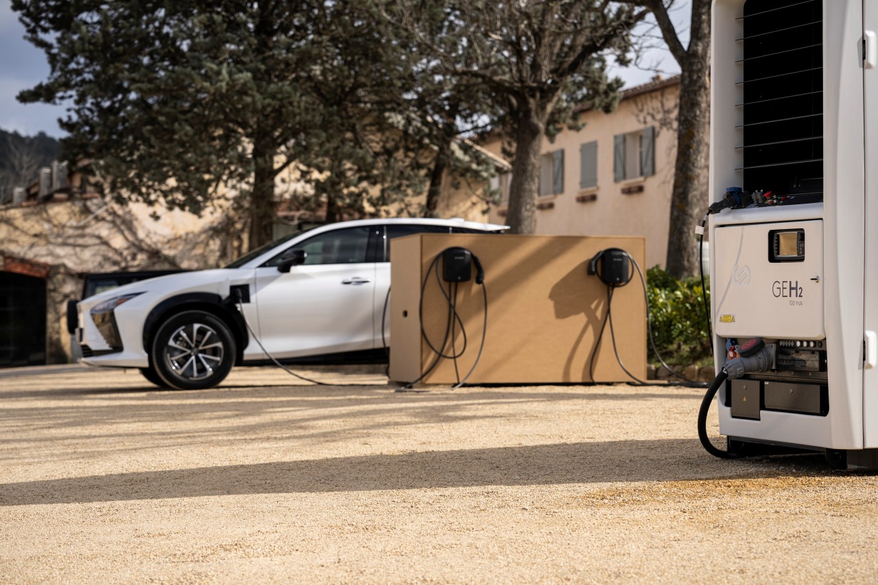 BEZEMISYJNE TESTY LEXUSA RZ. PRĄD Z GENERATORÓW NA OGNIWA PALIWOWE