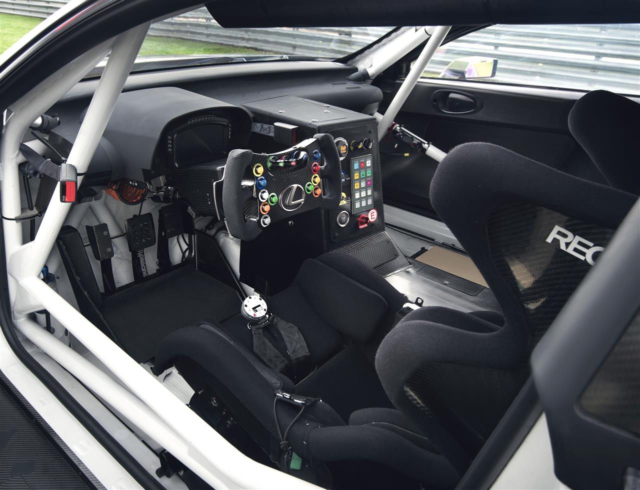LEXUS RC F TO SPORTOWE AUTO NA CO DZIEŃ. CZYM RÓŻNI SIĘ WYŚCIGOWA WERSJA GT3?