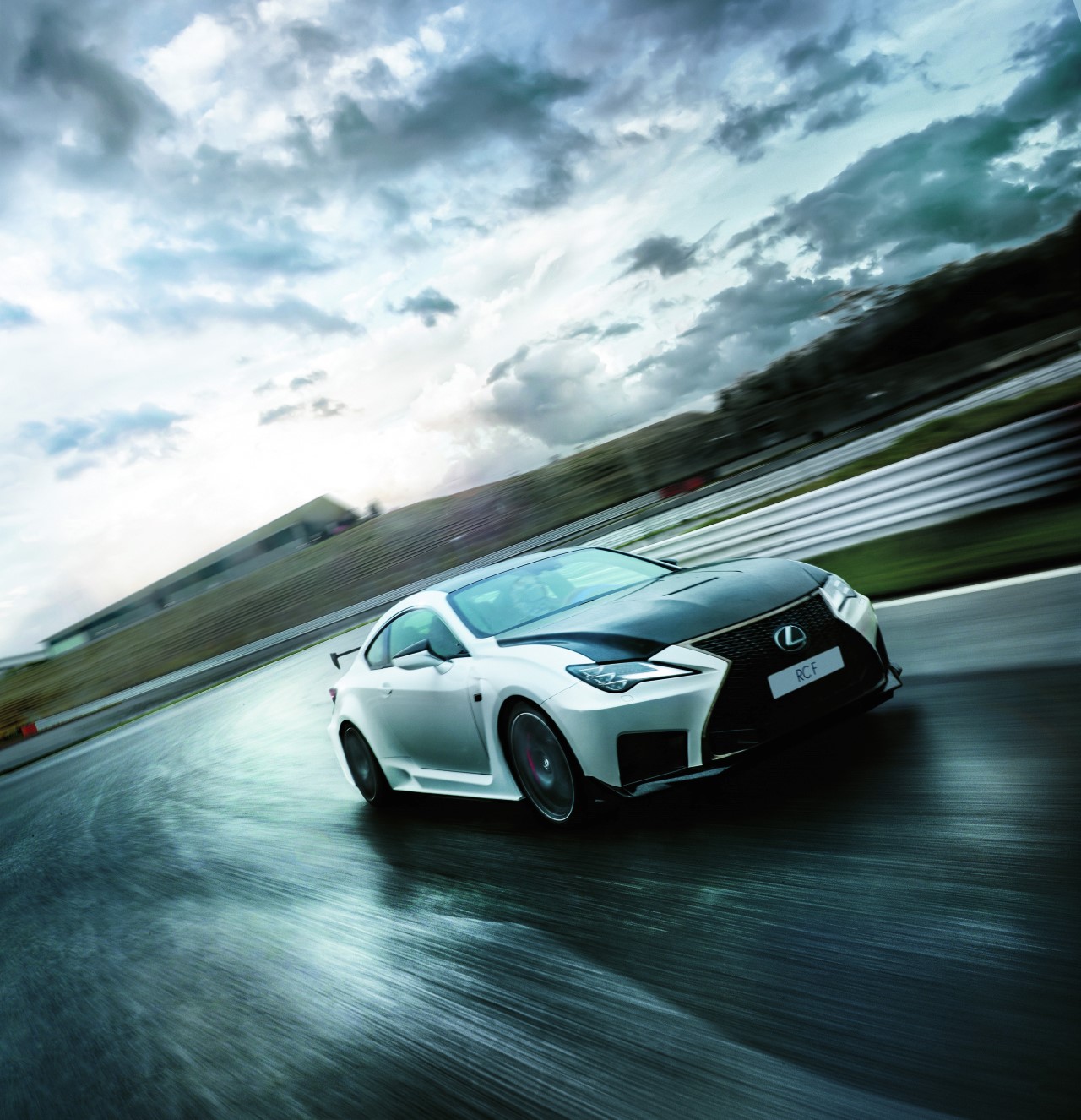 LEXUS RC F TO SPORTOWE AUTO NA CO DZIEŃ. CZYM RÓŻNI SIĘ WYŚCIGOWA WERSJA GT3?