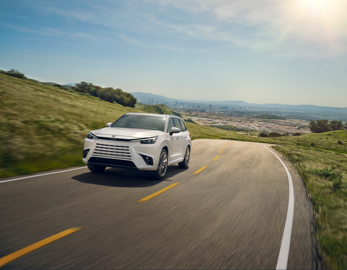 NOWY LEXUS TX. DUŻY SUV Z NOWĄ HYBRYDĄ PLUG-IN