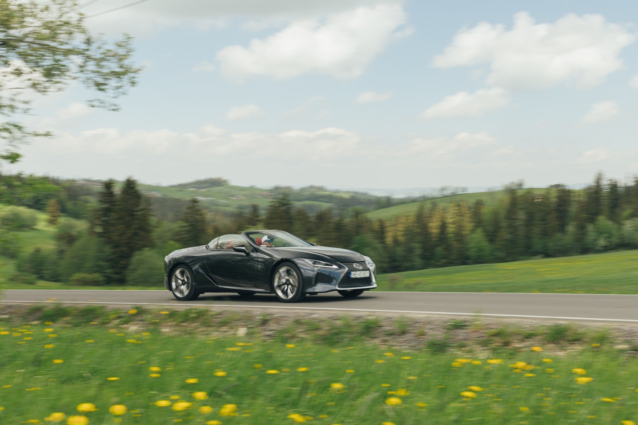 WYJĄTKOWE KABRIOLETY LEXUSA Z SILNIKAMI V6 i V8