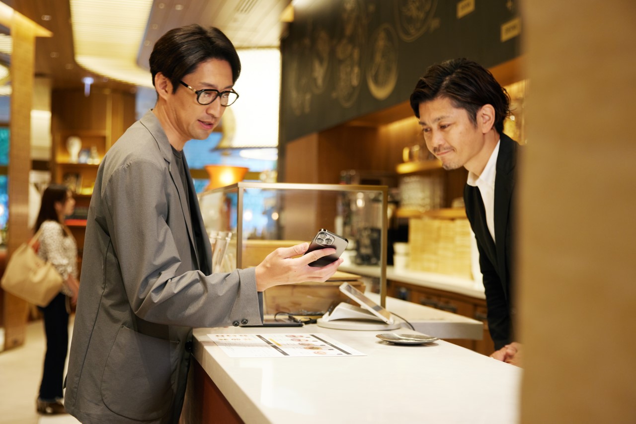 LEXUS BUDUJE SIEĆ STACJI SZYBKIEGO ŁADOWANIA SAMOCHODÓW ELEKTRYCZNYCH. PIERWSZA POWSTAŁA W TOKIO