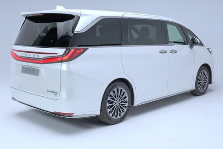 LEXUS LM TO MODEL JAKIEGO W TYM SEGMENCIE NIE BYŁO. NAJWYŻSZA JAKOŚĆ I ATRAKCYJNA MIESIĘCZNA RATA