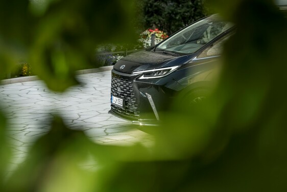 Lexus LM