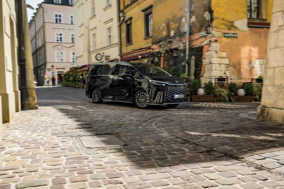 Lexus LM