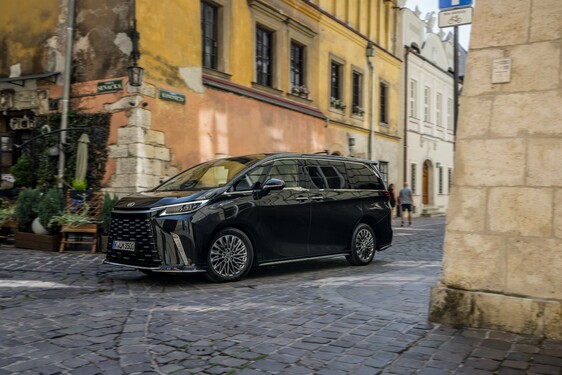 Lexus LM