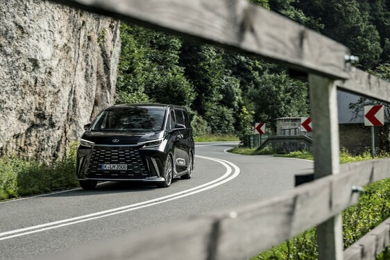 Lexus LM