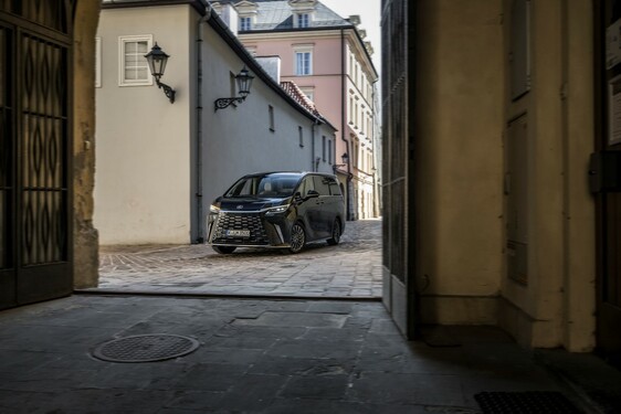 Lexus LM