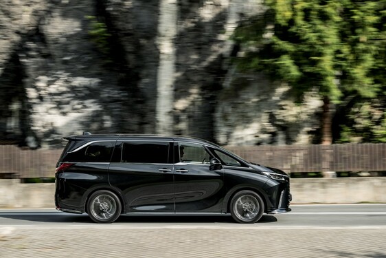 Lexus LM