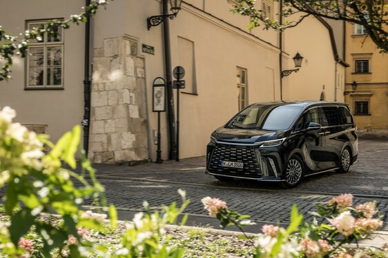 Lexus LM