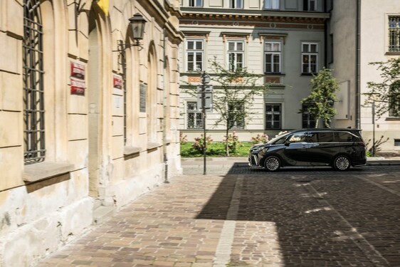 Lexus LM