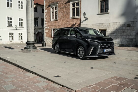 Lexus LM