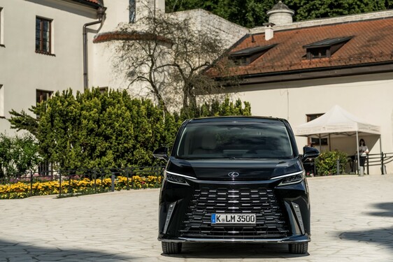 Lexus LM