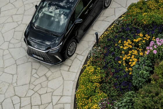 Lexus LM