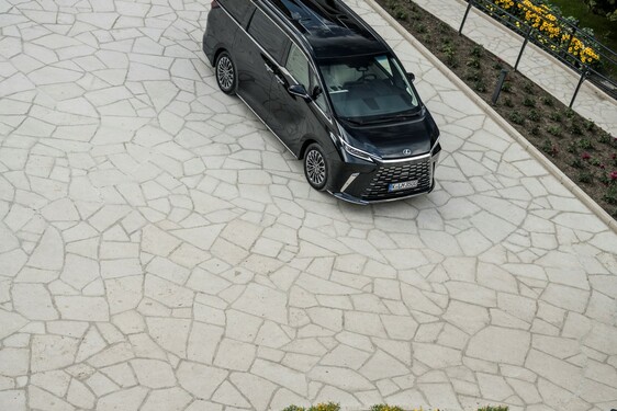 Lexus LM