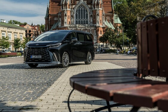Lexus LM