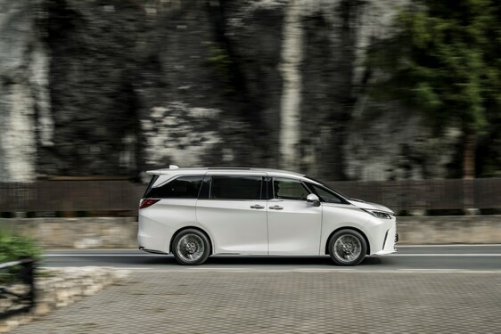 Lexus LM