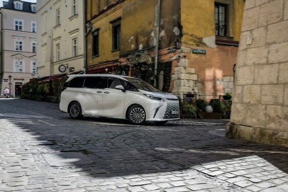 Lexus LM