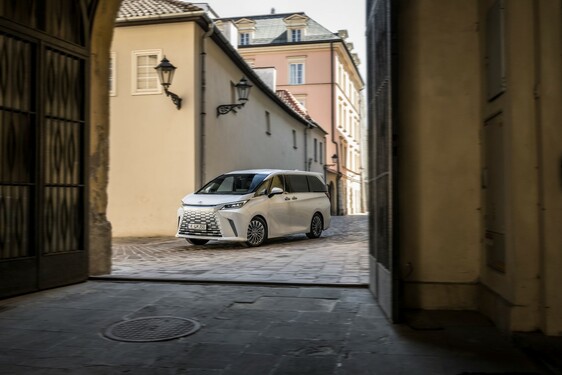 Lexus LM
