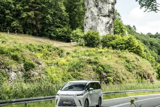 Lexus LM