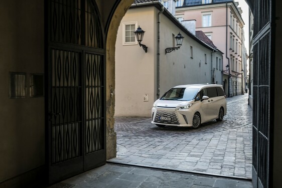 Lexus LM