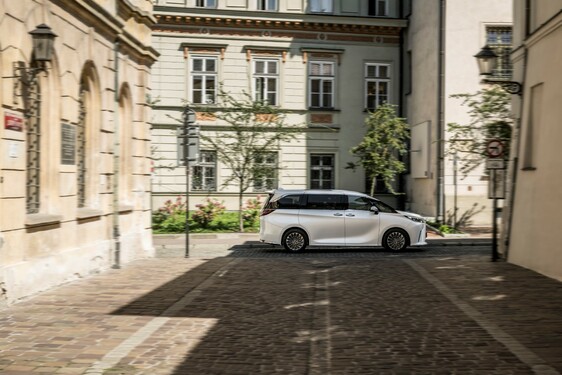 Lexus LM