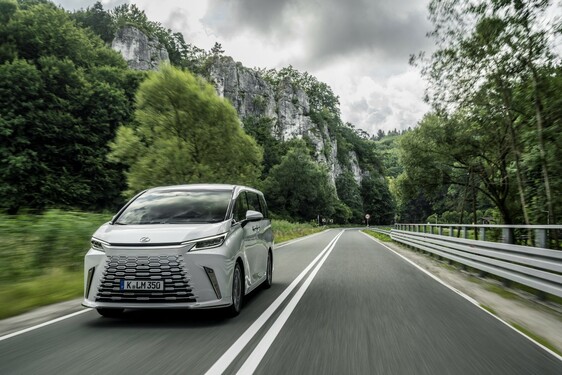 Lexus LM