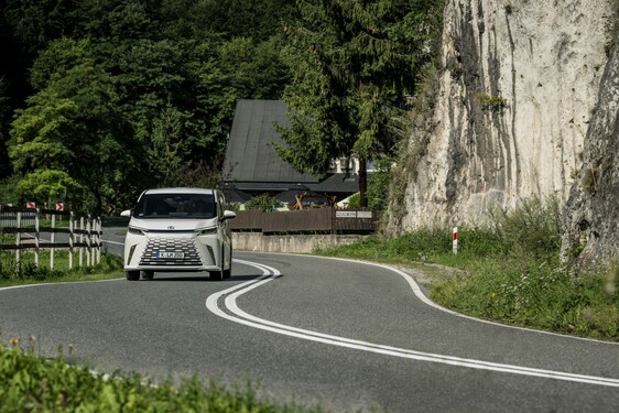 Lexus LM
