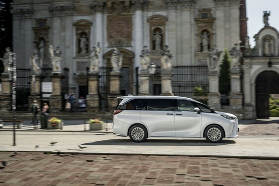 Lexus LM