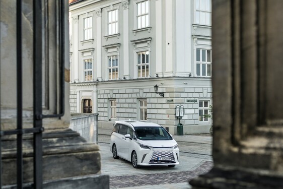 Lexus LM