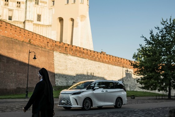 Lexus LM
