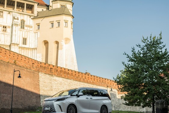 Lexus LM