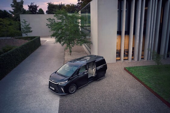 Lexus LM