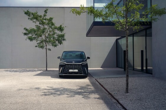 Lexus LM