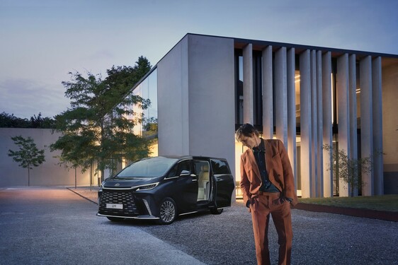 Lexus LM