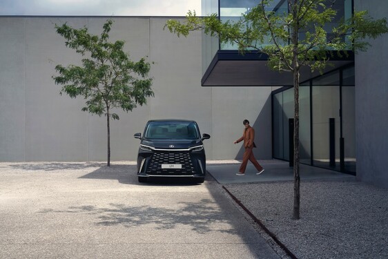 Lexus LM