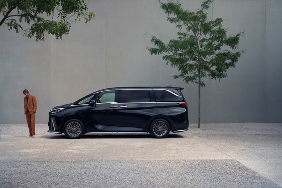 Lexus LM