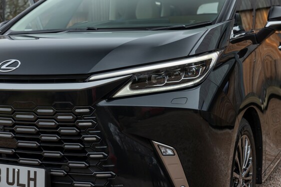 Lexus LM
