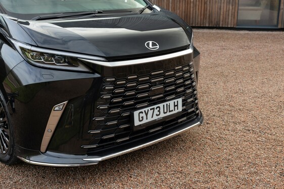 Lexus LM