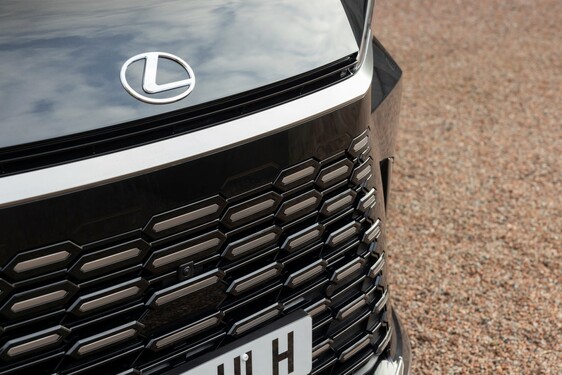 Lexus LM