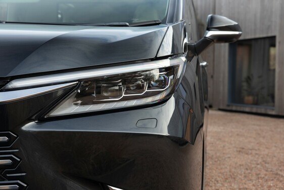 Lexus LM