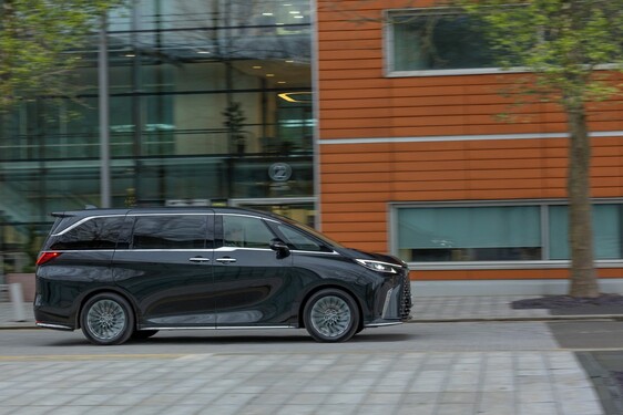 Lexus LM