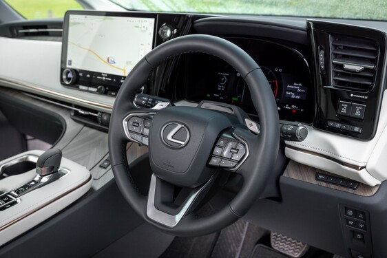 Lexus LM