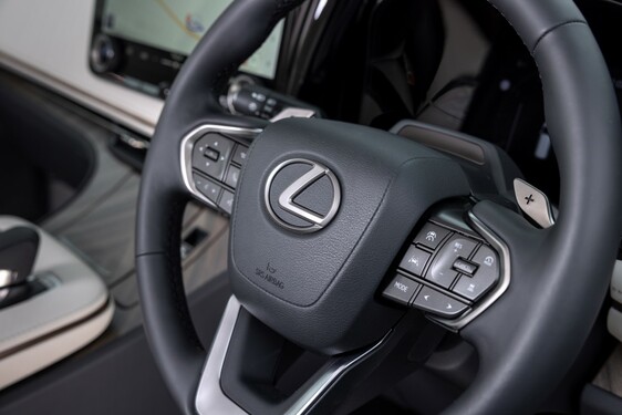 Lexus LM