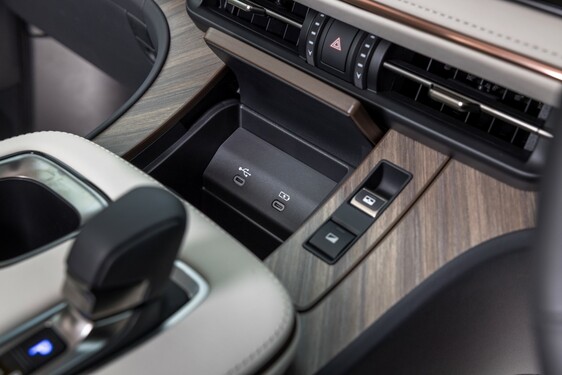 Lexus LM
