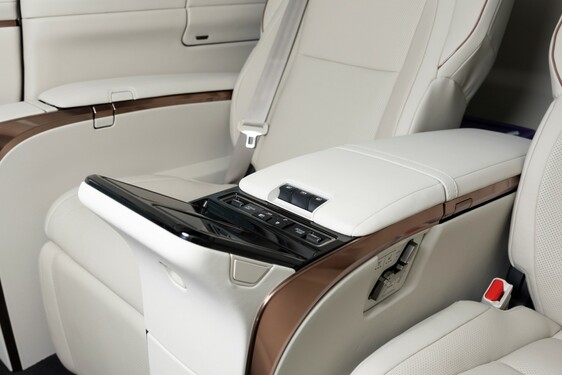 Lexus LM