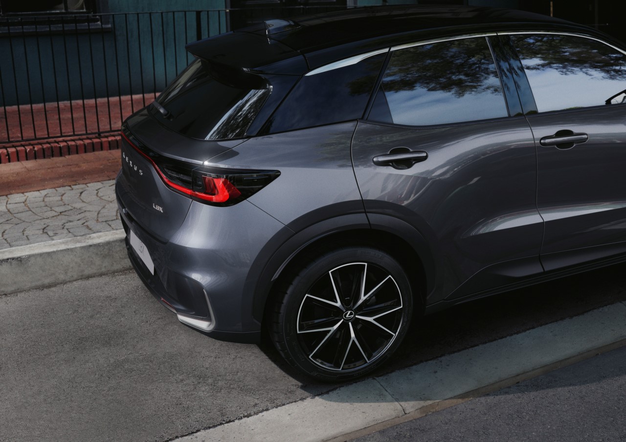 LEXUS SPRZEDAŁ W POLSCE JUŻ BLISKO 32 TYS. HYBRYD. DWA NOWE MODELE DOŁĄCZYŁY DO OFERTY