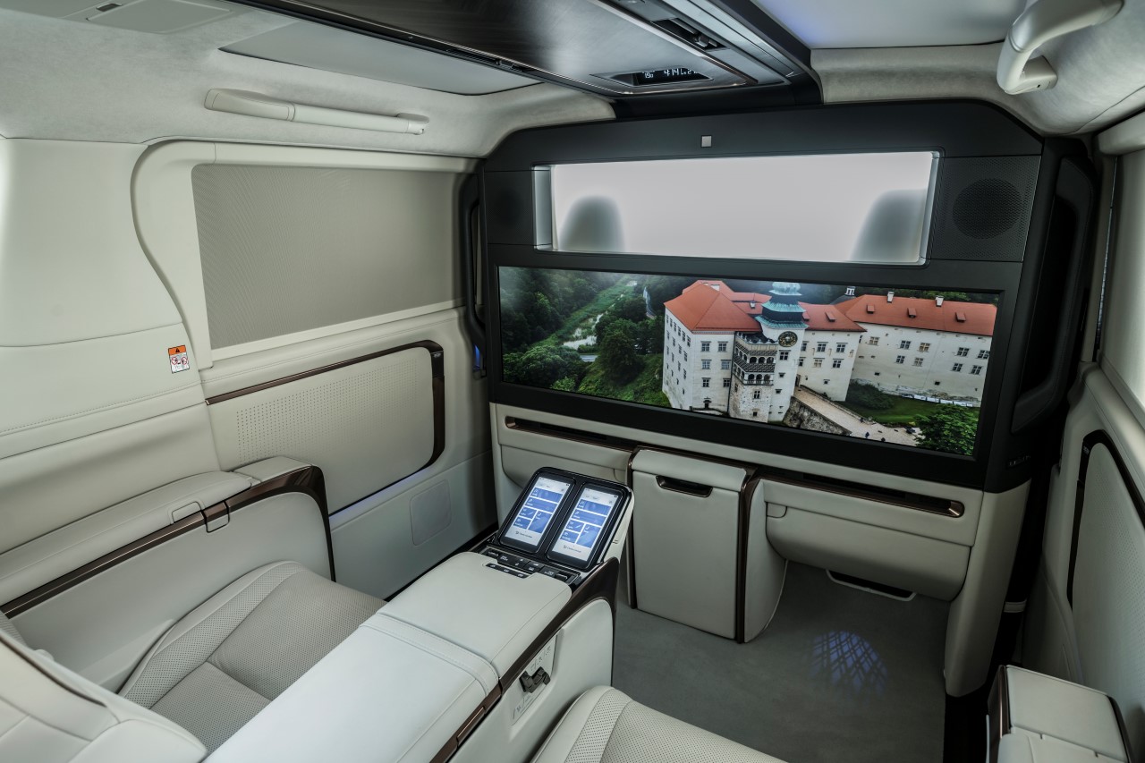 LEXUS LM W WERSJI 4-MIEJSCOWEJ Z FOTELAMI Z LOTNICZEJ PIERWSZEJ KLASY